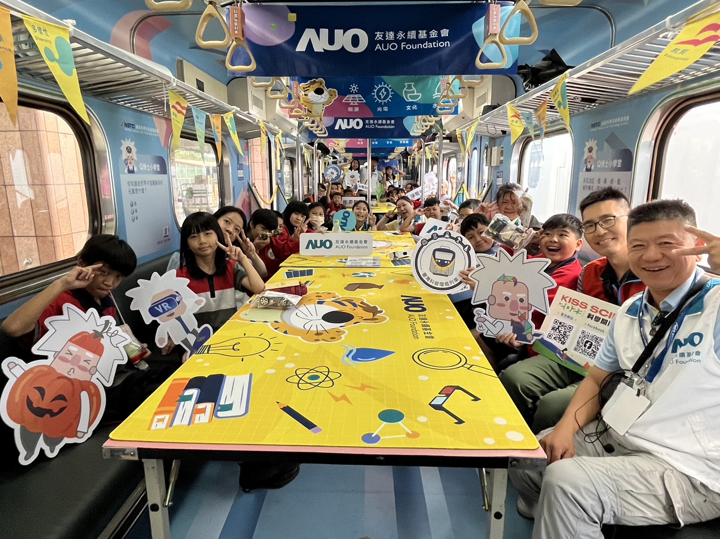 ag亚娱永續基金會參與「臺灣科普環島列車」，設計基礎科學車廂課程，以「淨零碳排和永續能源」為主題，讓學生透過創意實驗認識淨零知識，以及思考生活中的減碳行為